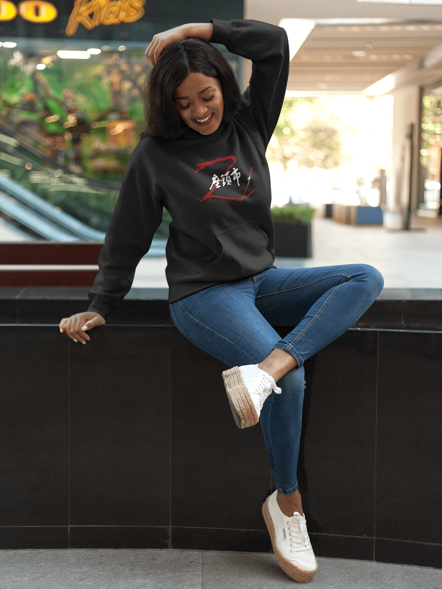 Femme portant un hoodie Zatoichi HollyHoods boutique