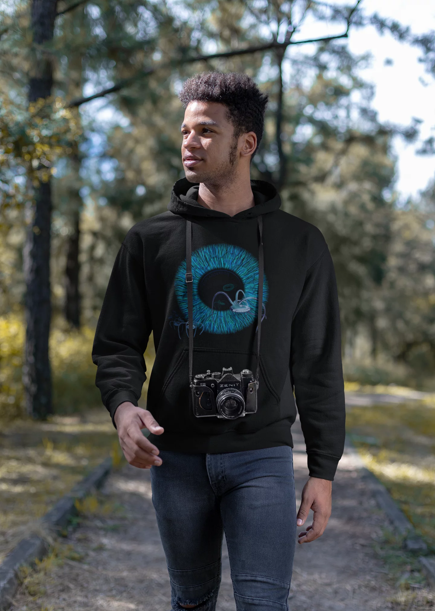 Hoodie noir coton bio design Minority Report - design frontal - modèle homme - © HollyHoods Boutique